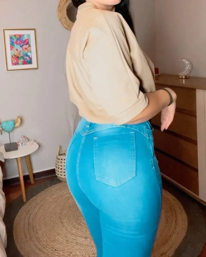 Faja-Jeans mit hellblauer Ozean-Schärpe